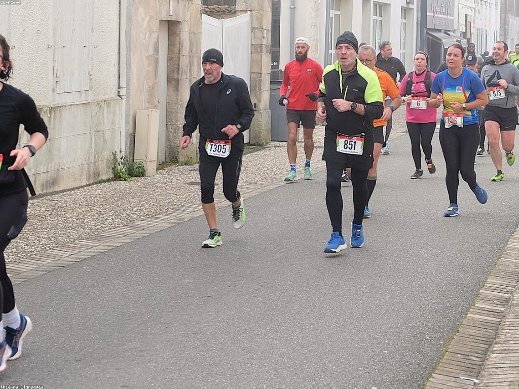 ការប្រកួតនិងពានរង្វាន់: បង្ហាញពីការប្រកួតសំខាន់ៗនៅកម្ពុជា